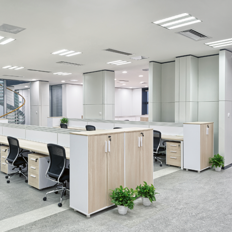 Oficina en espacio abierto con difusores