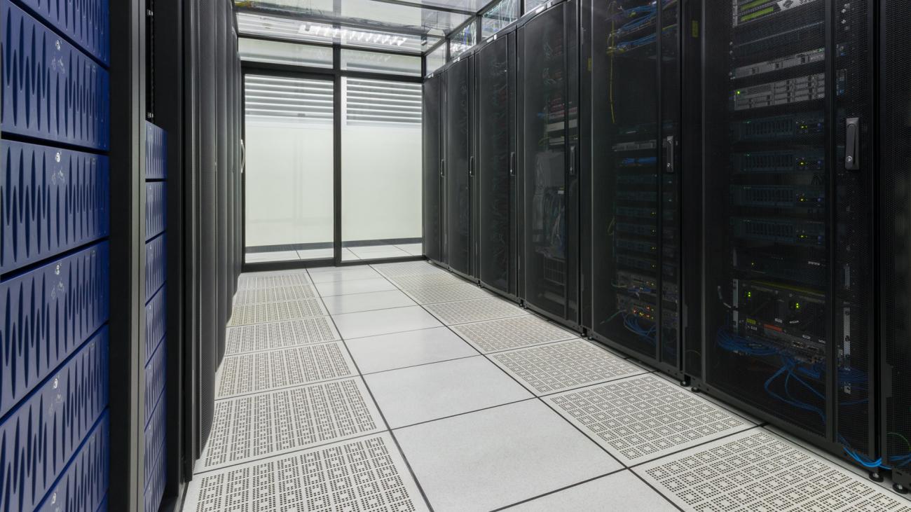 Une allée froide hermétiquement fermée dans laquelle l'air froid est ventilé par les bouches au sol.